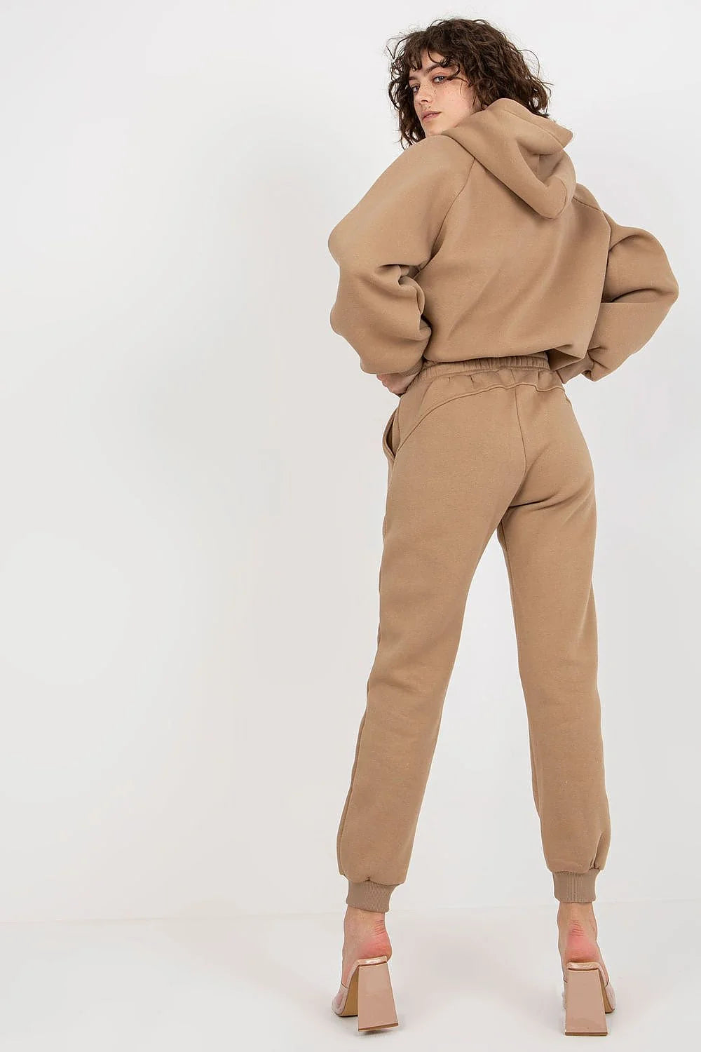 Ensemble de survêtement femme moderne et décontracté sweat à capuche pantalon jogging coupe ample et ajustée tissu coton polyester couleur beige élégante