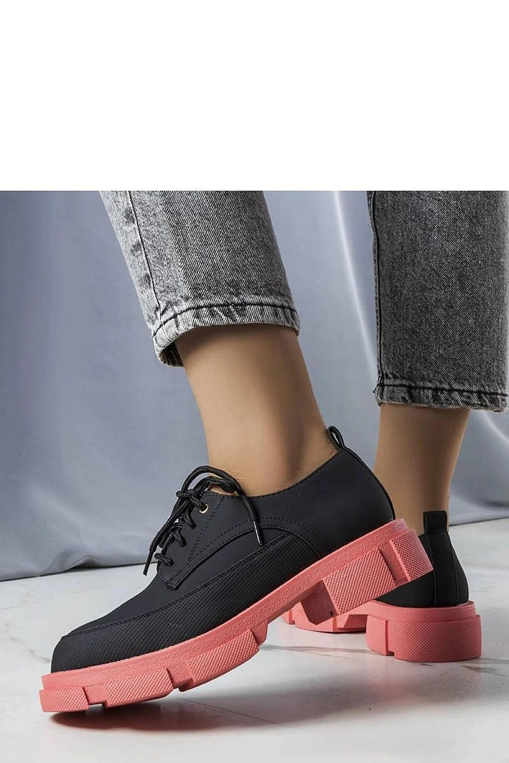 Chaussures basses pour femmes style derby cuir synthétique noir semelle rose audacieuse moderne confortable