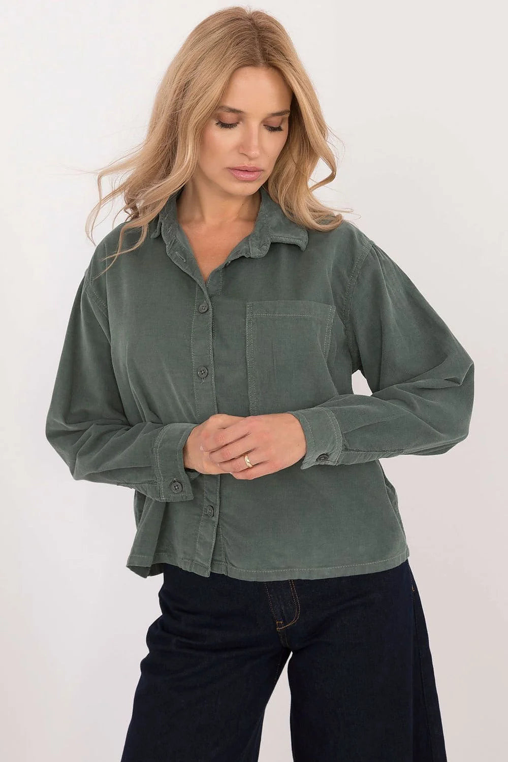 Chemise féminine manches longues style casual couleur vert foncé coton coupe ample col classique poche poitrine