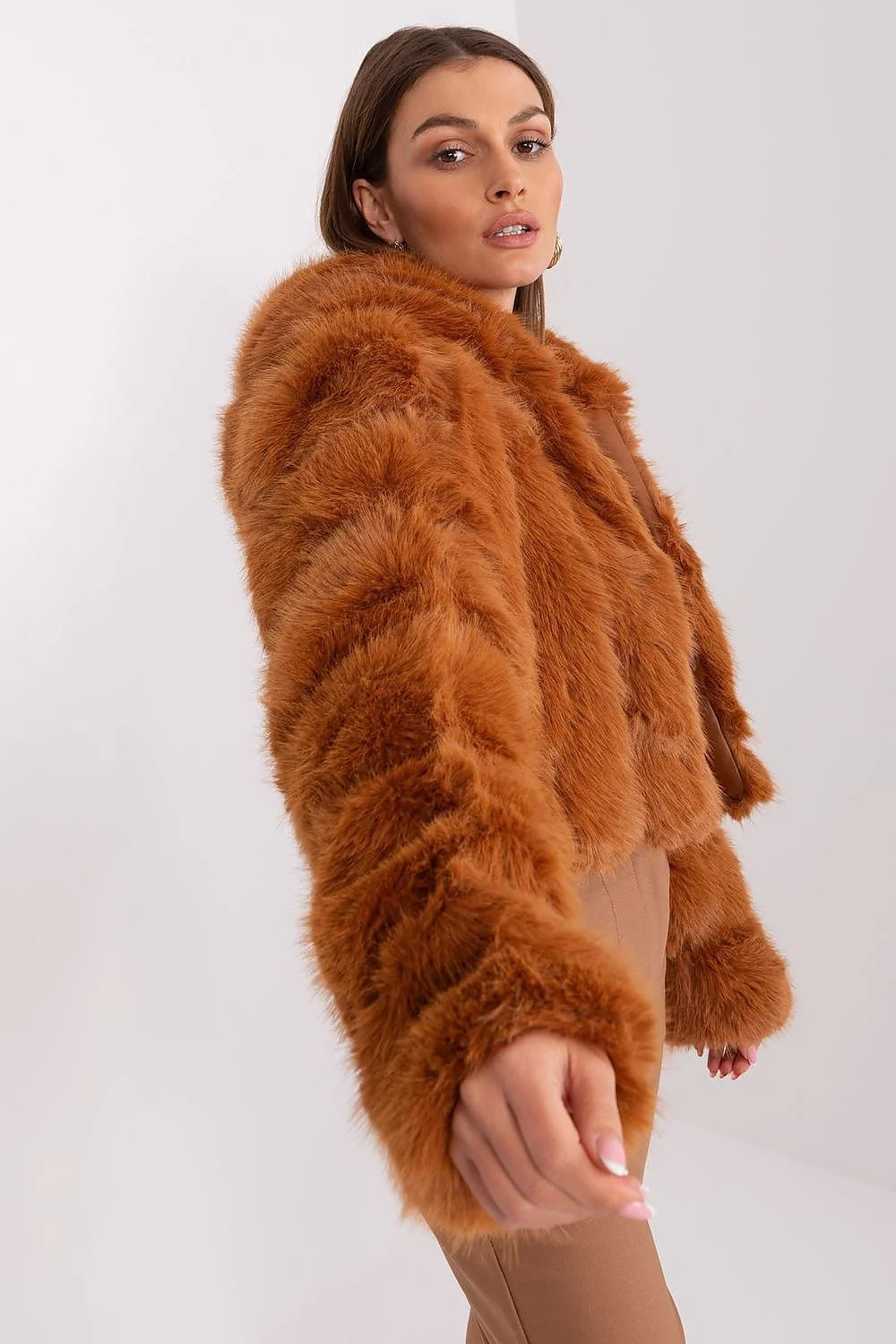 Veste fausse fourrure élégante pour femme automne/hiver, style moderne coupe courte teinte brun rouille matériau polyester durable résistant aux intempéries non isolée versatile