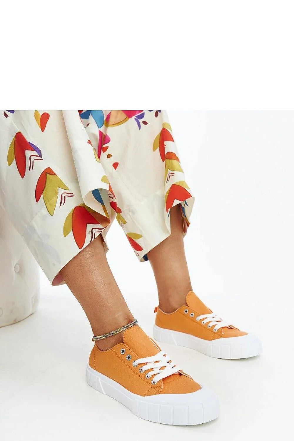 Pantalon femme motif floral coloré baskets orange sneakers Eduardo Adidas textile caoutchouc confort moderne style décontracté