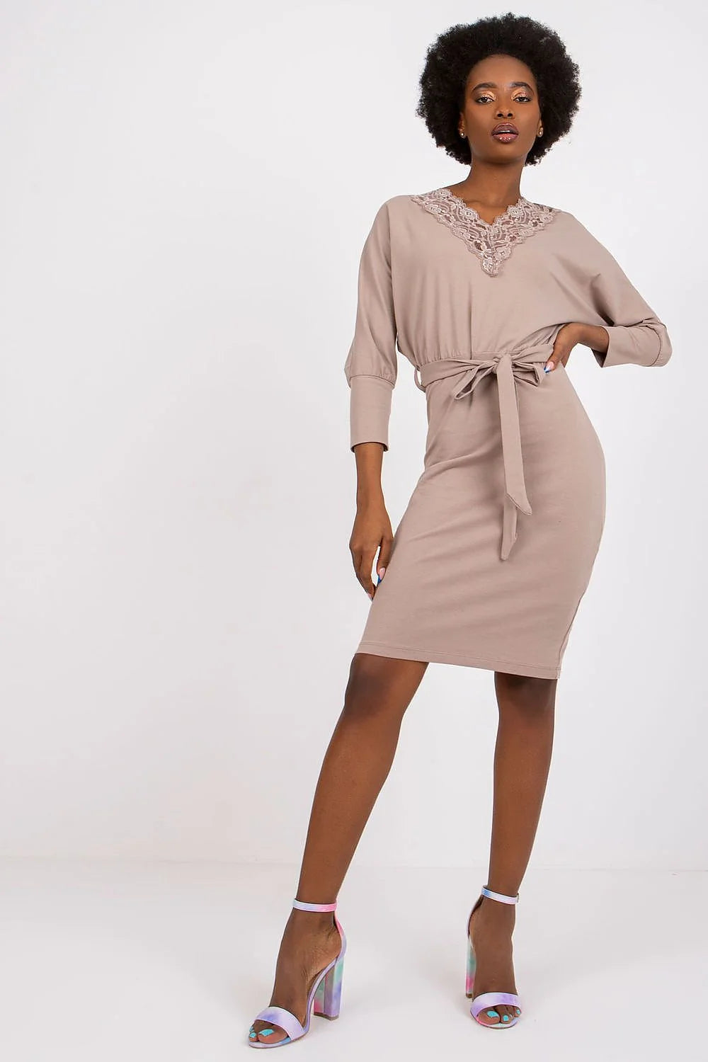 robe femme élégante ajustée manches trois quarts dentelle florale col V ceinture nouée taille jersey extensible doux mi longue blanche
