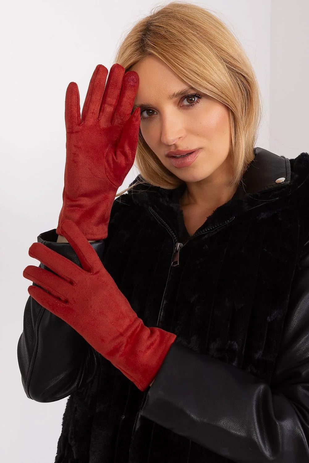 ensemble vestimentaire élégant femme manteau fourrure synthétique noir manches cuir ajusté épaules structurées gants suédine rouge broderie fleur tactile soirée