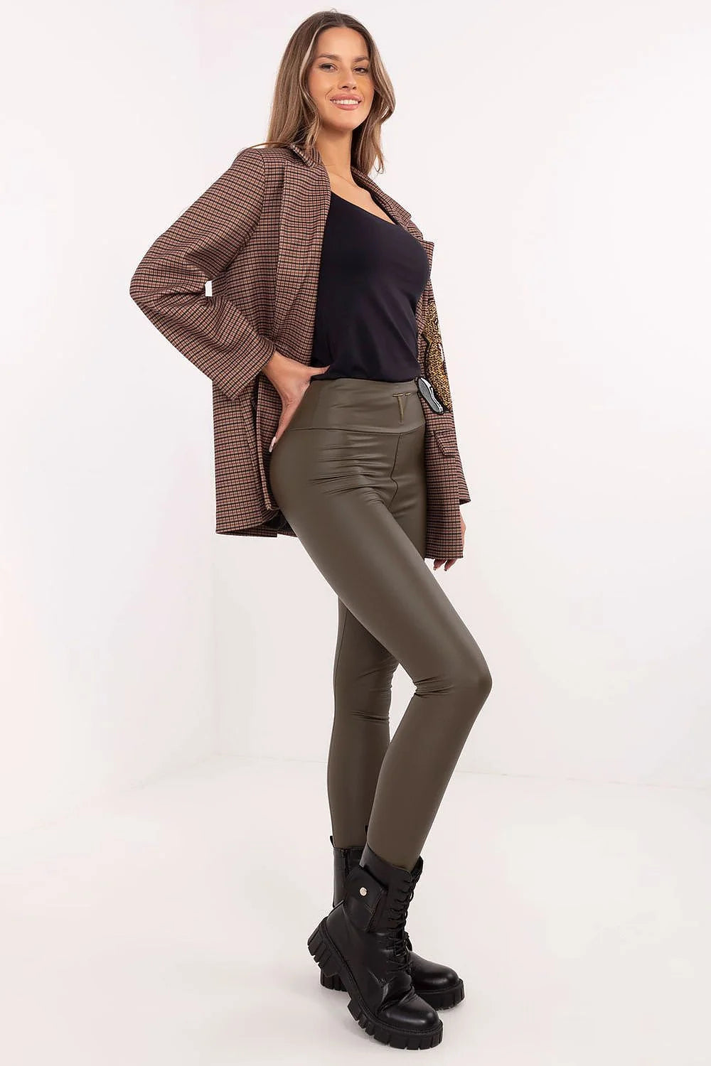 Ensemble mode femme veste carreaux marron blazer taille haute pantalon cuir vert olive bottines combat