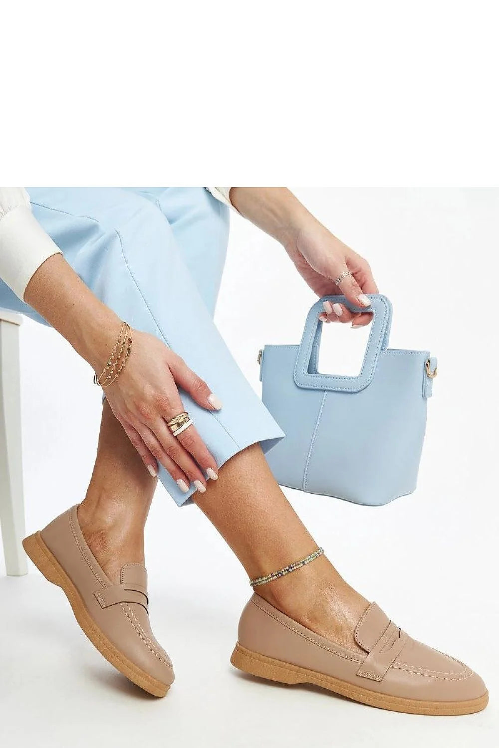 Mocassins classiques femme cuir écologique beige clair bout en amande semelle marron clair surpiqûres discrètes pantalon droite ajustée bleu clair sac main imitation cuir