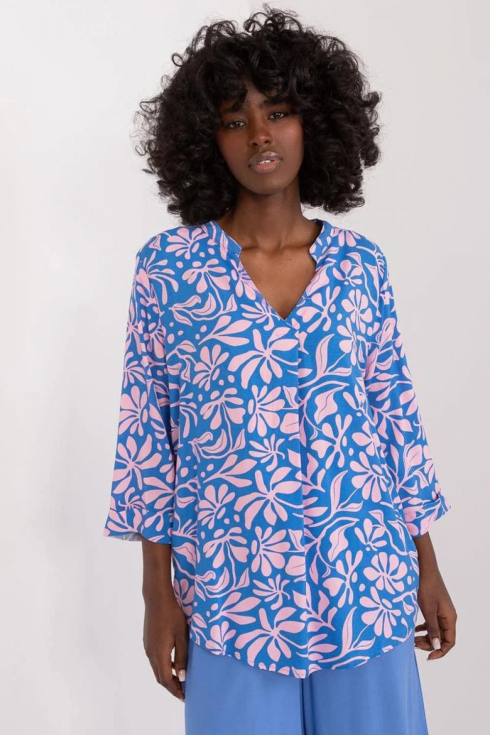 Chemisier pour femme avec motif floral abstrait, col V, manches 3/4, tissu doux en viscose, style décontracté, couleur bleu vif et rose pâle