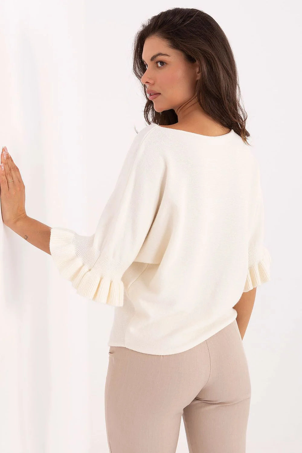 pull femme maille fine écru encolure ronde coupe ample boxy manches trois quarts volantées viscose polyester nylon légère