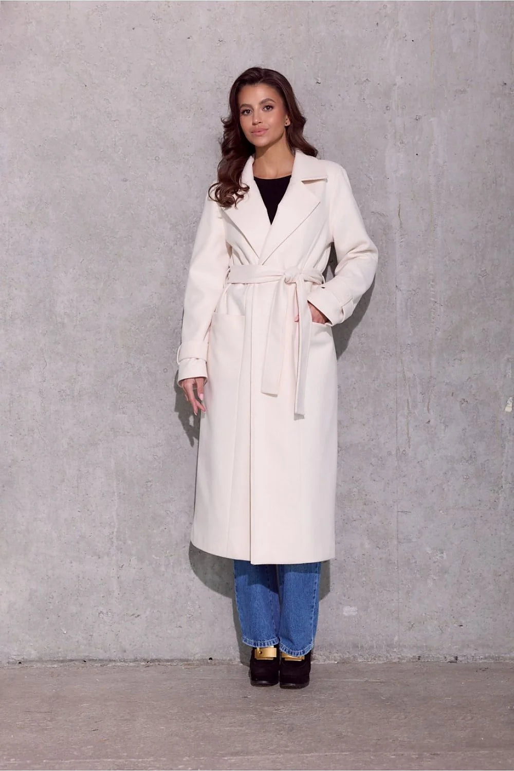 Manteau élégant pour femmes longueur midi coupe droite ceinture incluse matière haute qualité couleur crème