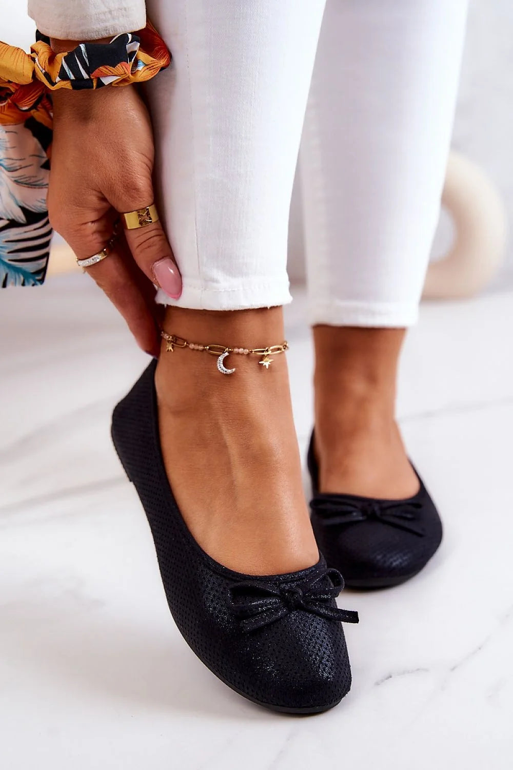 ballerines élégantes métallisées noires bout arrondi nœud décoratif cheville ornement doré charms lune étoile matière synthétique texturée brillante semelle fine