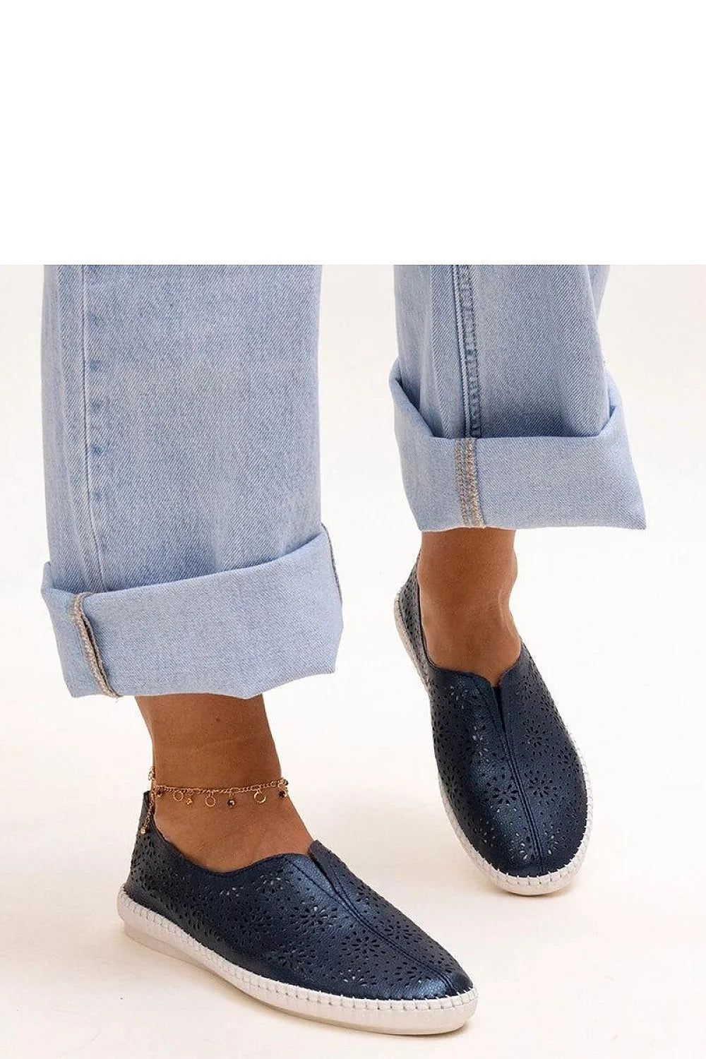 Mocassins femmes élégants bleu marine perforé floral cuir souple semelle caoutchouc blanche style casual chic