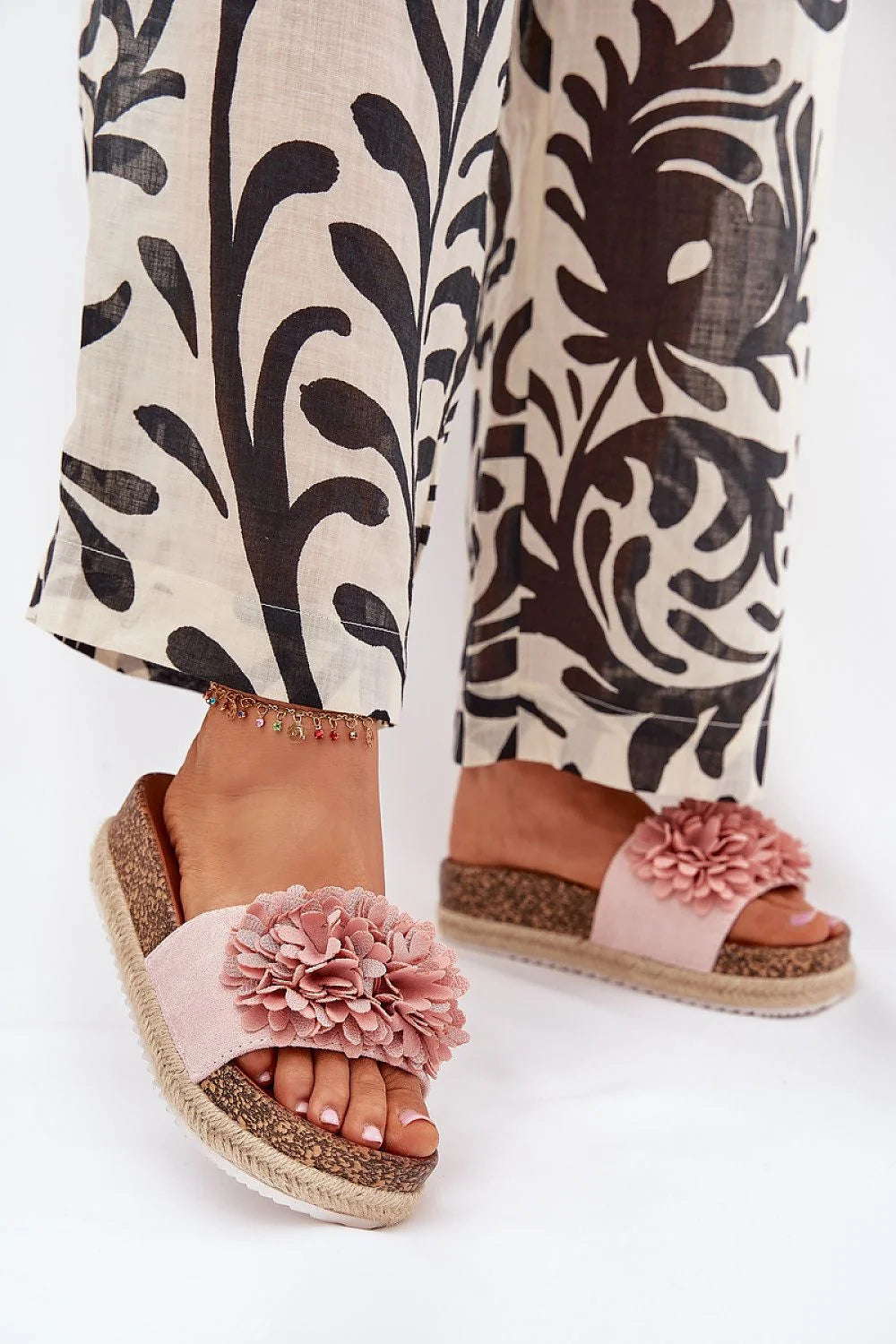 sandales mules femme plateforme espadrille rose poudré suédine pompon floral volumineux fleurs tissu liège tressé corde semelle compensée crantée antidérapante