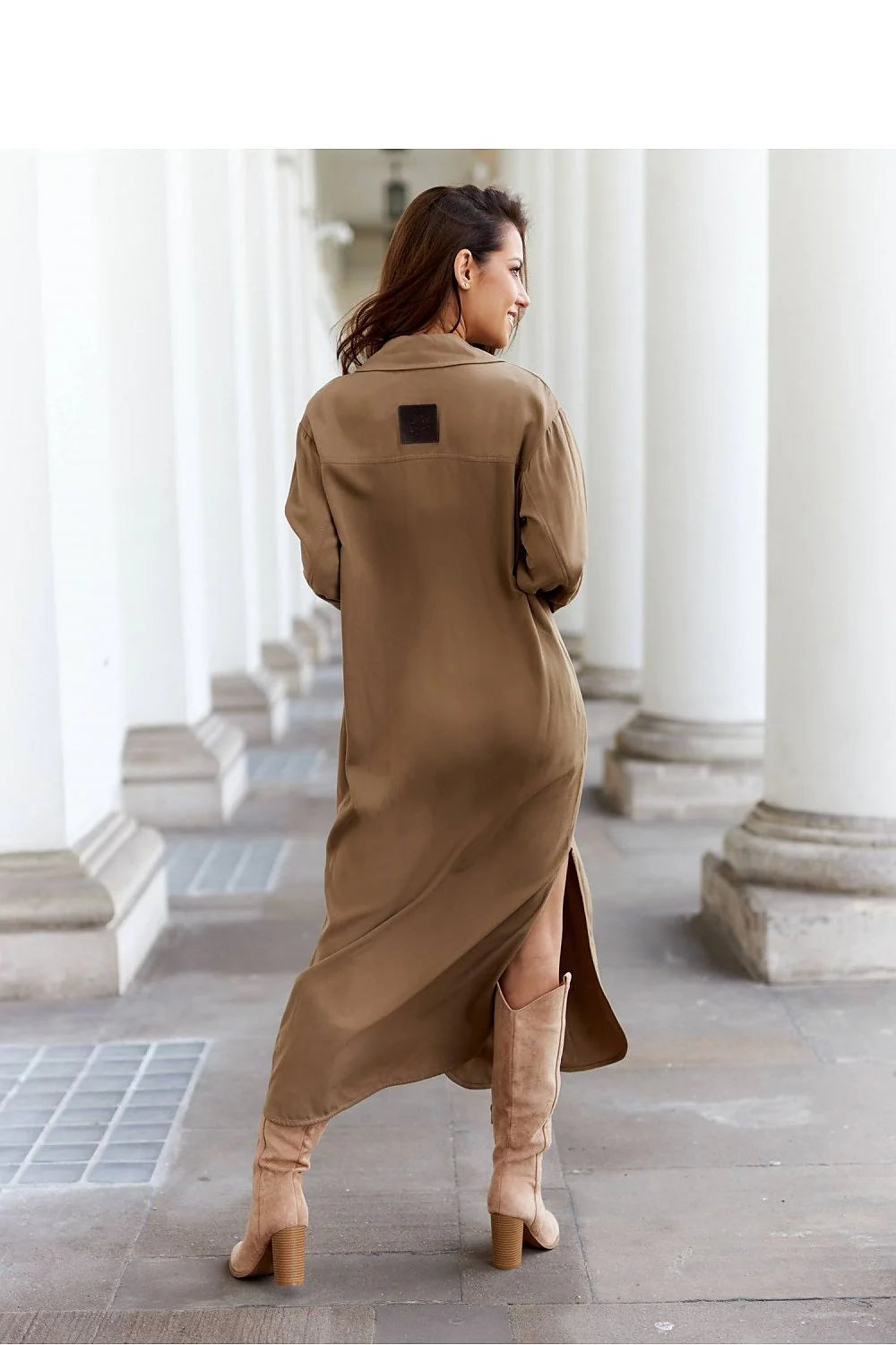 Robe de jour Le Monada chemise longue manches longues col chemise boutons centraux poches poitrine fentes latérales coton élasthanne