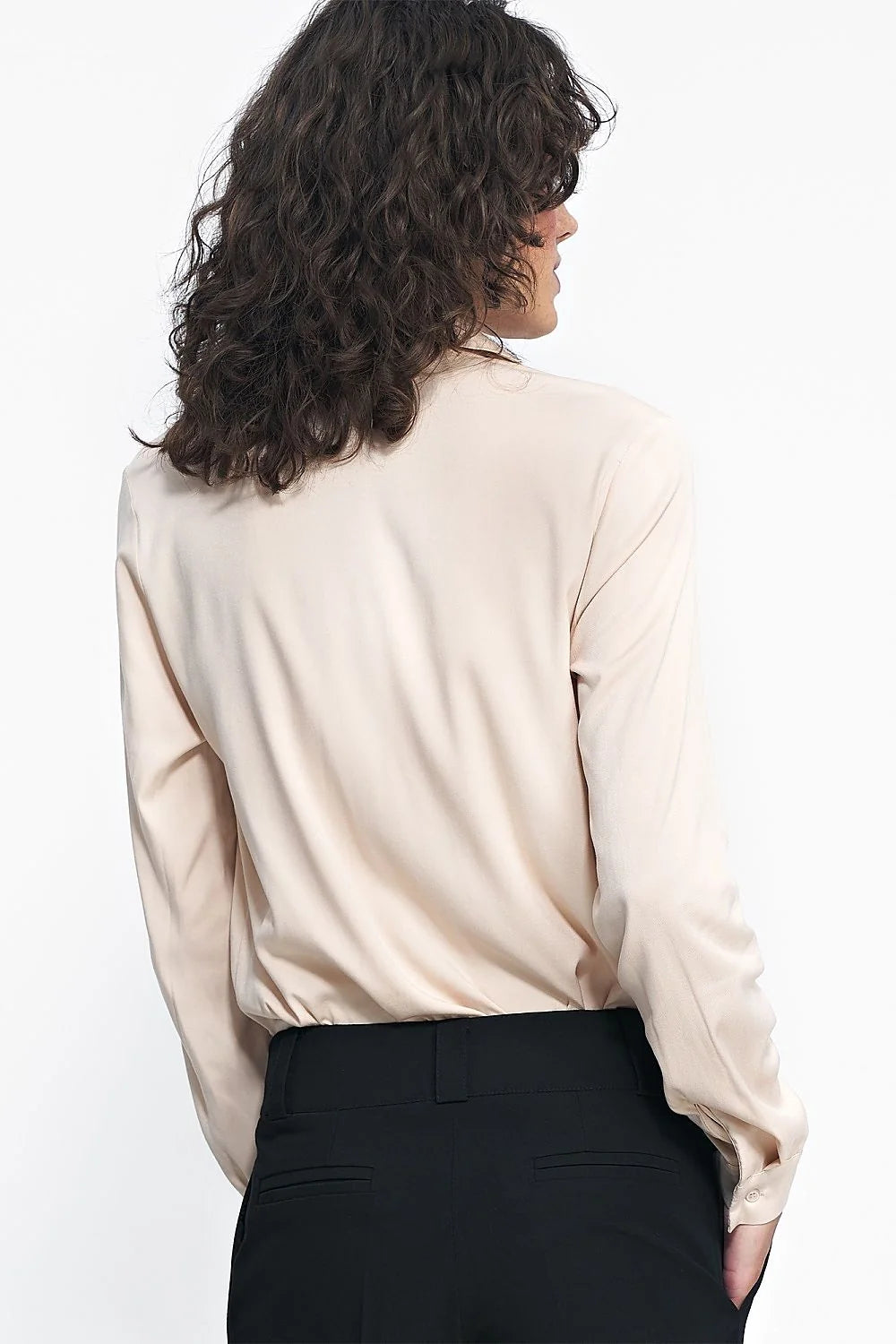Chemise à manches longues beige élégante pour femmes coupe ajustée matière douce style professionnel occasion formelle