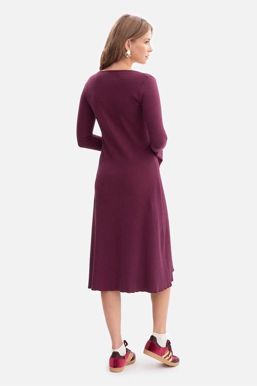 robe midi femme maille côtelée extensible prune profond semiajustée jupe évasée col V festonné manches longues ourlet ondulé