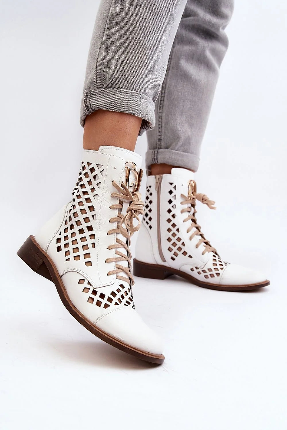 Bottes femmes cuir naturel design moderne bottines ajourées style élégant confortable talon plat fermeture lacets beige