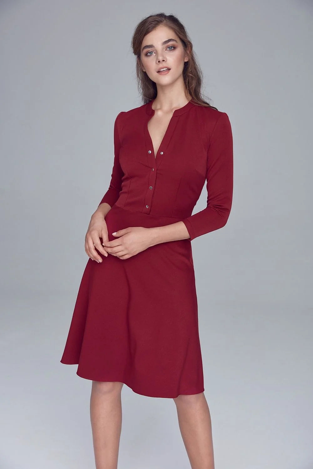 Robe femme bordeaux jersey classique élégante ajustée manches trois-quarts boutons avant silhouette raffinée soirée