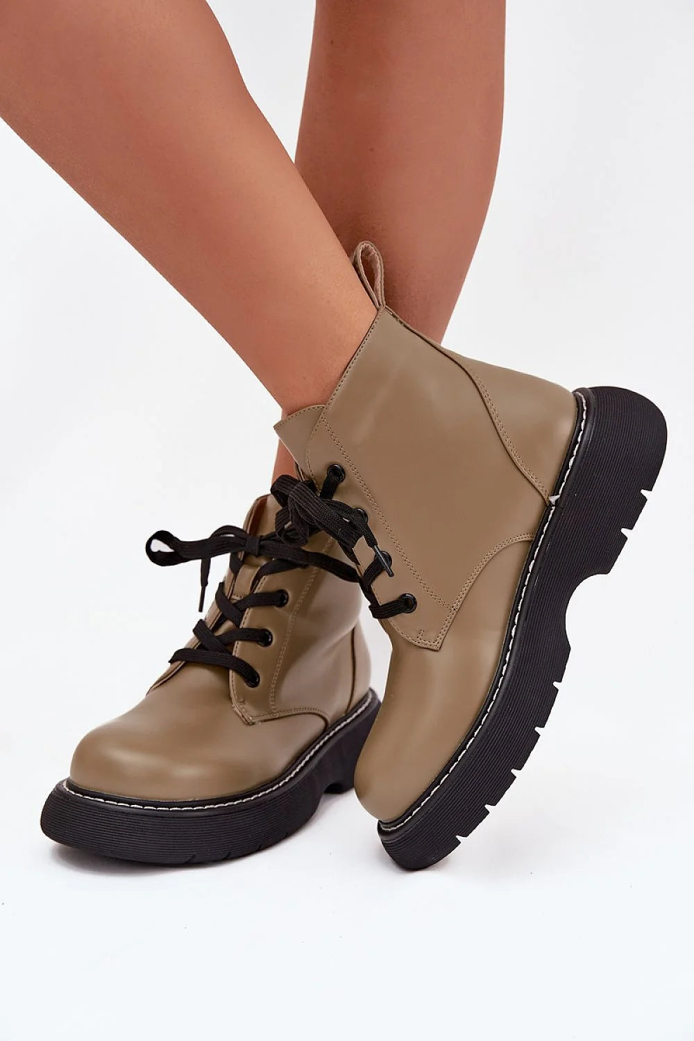 bottines femme similicuir lisse taupe olive cheville bout rond plateforme 35mm semelle crantée noire surpiqûre blanche lacets doublure chaude confortable