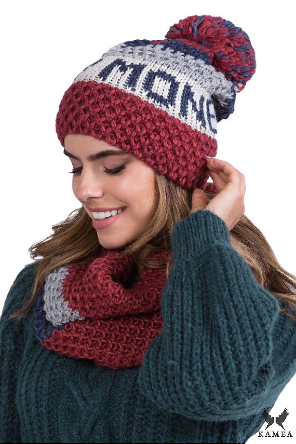 Ensemble d'hiver pour femmes, bonnet et snood en laine, style tricoté, motifs grosses mailles, couleurs bordeaux, gris et bleu marine, pompon multicolore, confort et style pour les jours froids