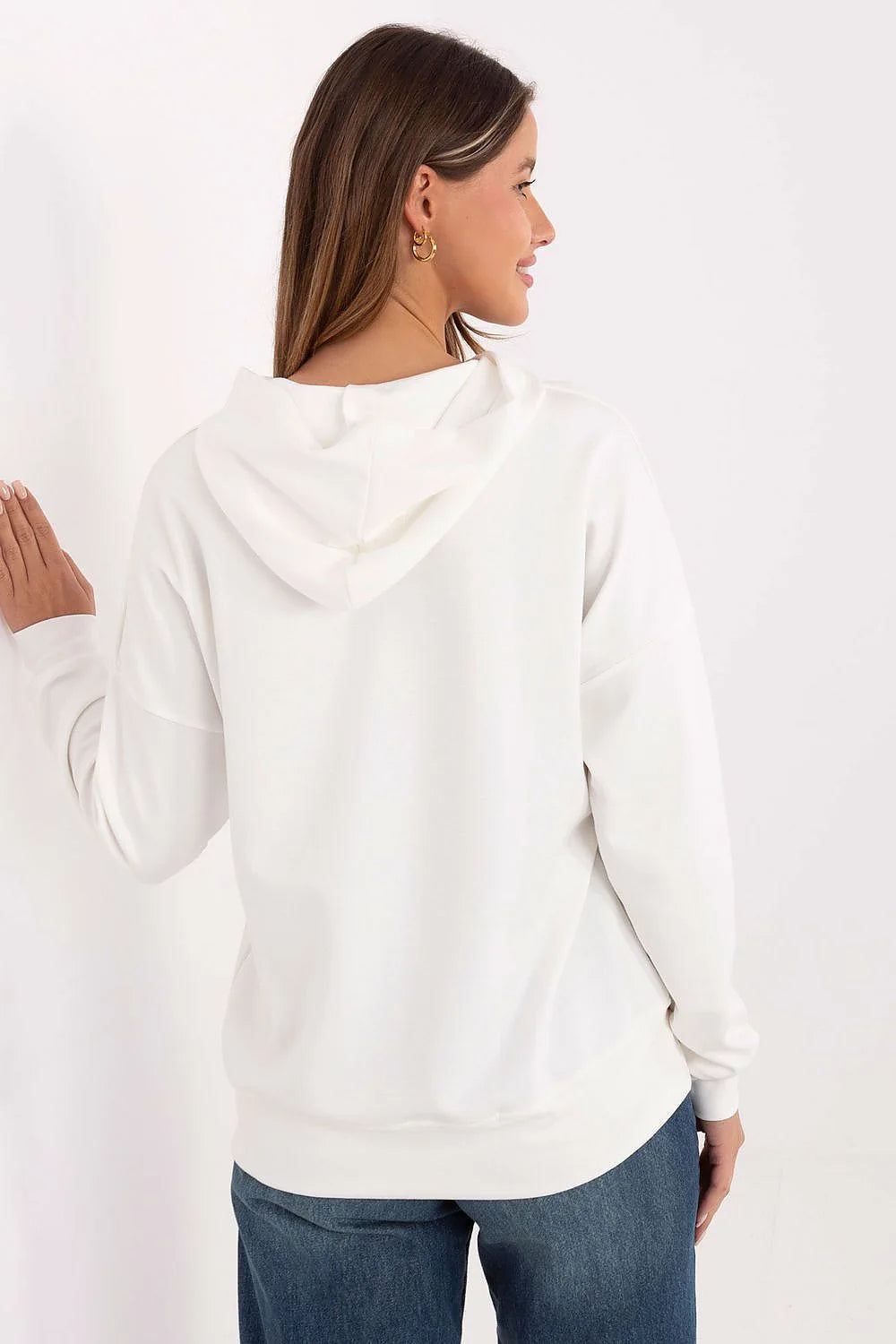 sweatshirt femme blanc oversize coupe ample épaules tombantes manches longues capuche molleton doux ourlets côtelés plaque logo beige