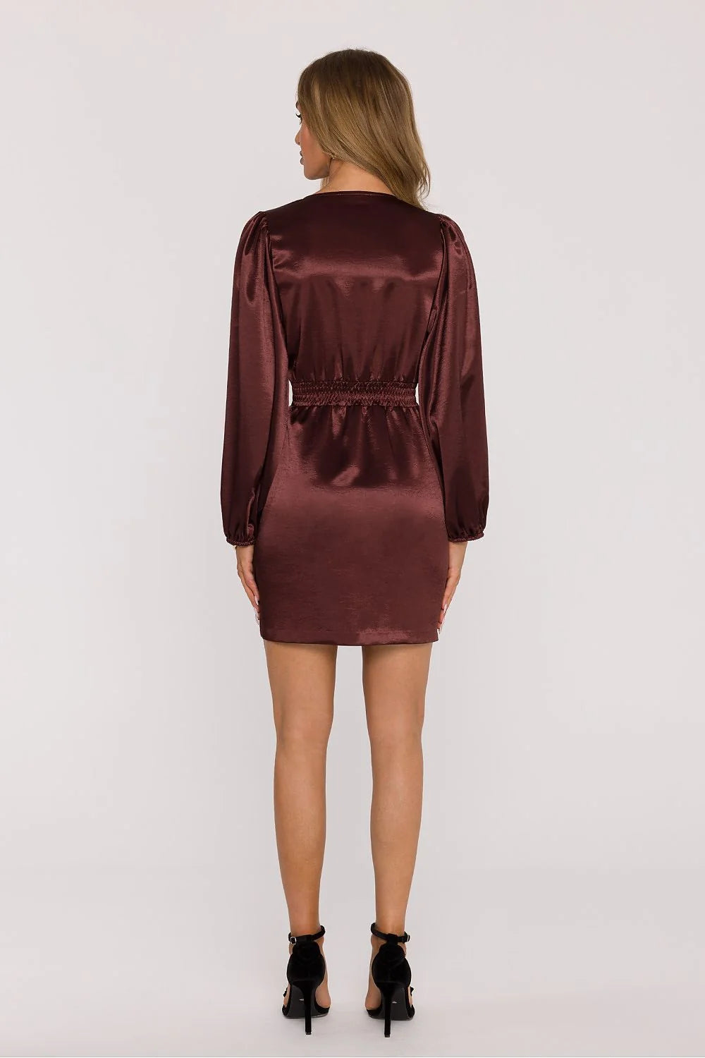 robe mini satinée bordeaux brillante féminine élégante glamour décolleté cachecoeur manches bouffantes poignets élastiques ceinture boutons décoratifs taille marquée soirée