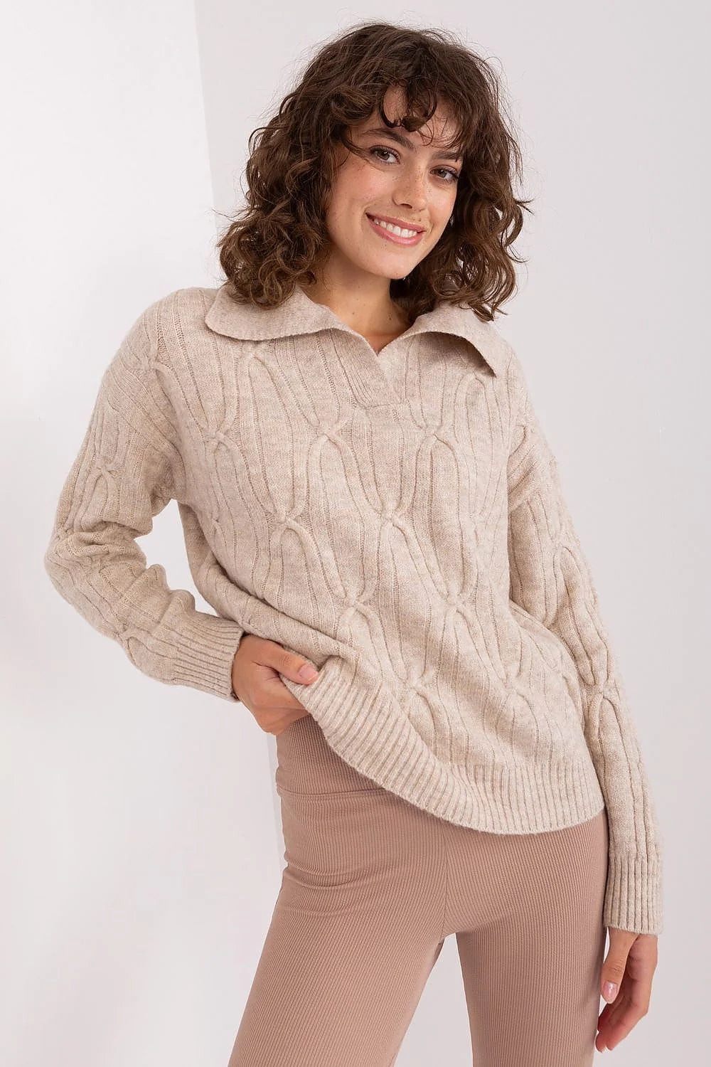 Pull femme en acrylique motif torsades beige crème manches longues col à revers coupe ample finitions côtelées