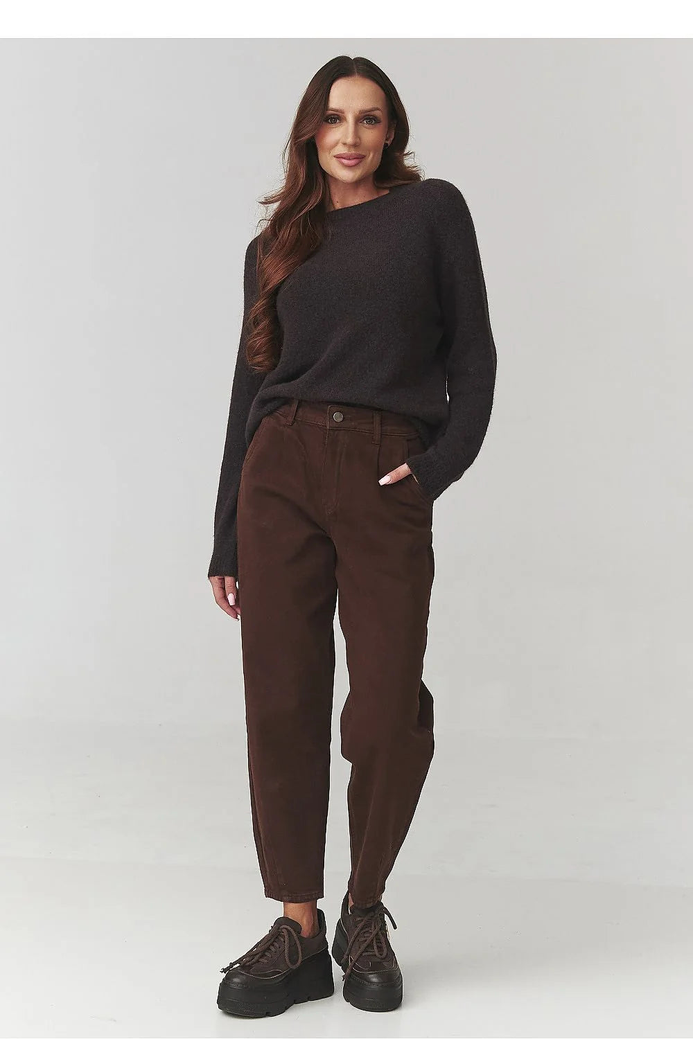 pull femme col rond brun foncé maille pelucheuse coupe décontractée manches longues épaules tombantes larges bords côtes doux alpaga