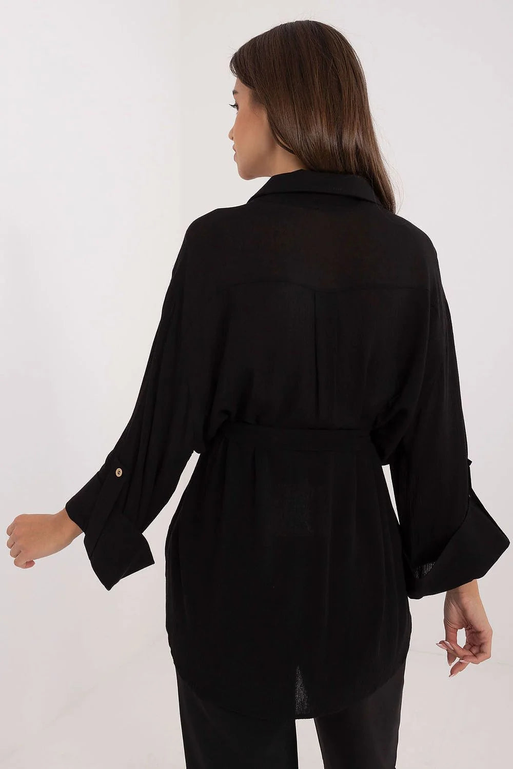 Chemise Lakerta féminine élégante manches longues style classique tissu fluide couleur noire ceinture ajustable femmes mode intemporelle polyvalence confort style professionnel