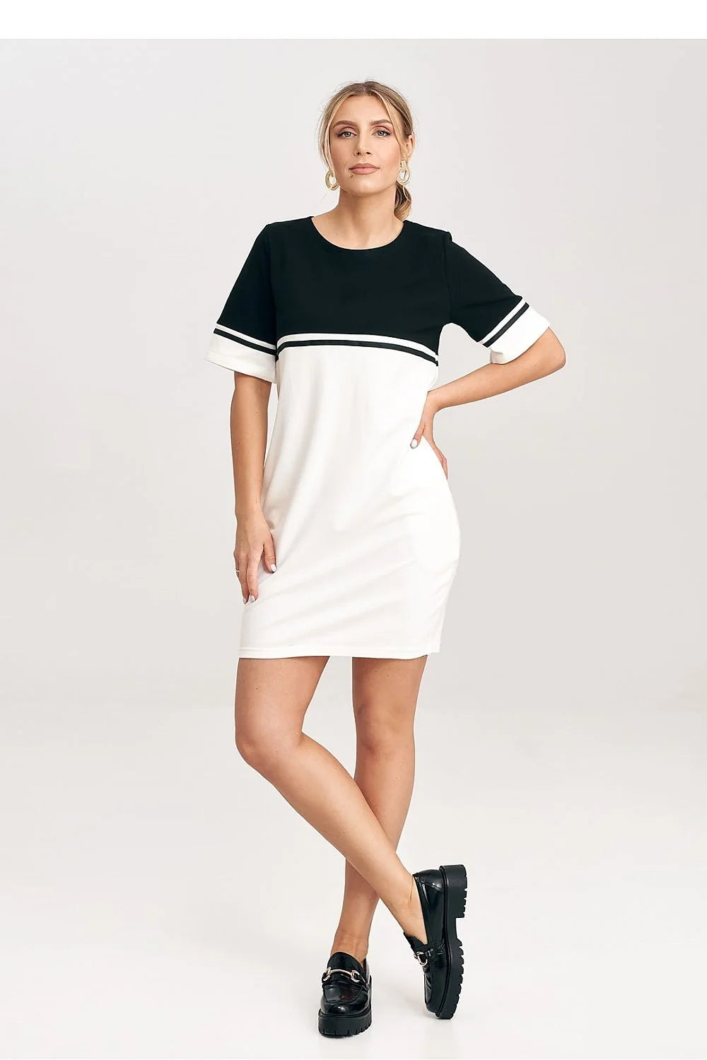 Robe de jour moderne en coton élasthanne noire et blanche coupe droite manches courtes ceinture centrale poches latérales taille ajustable femme