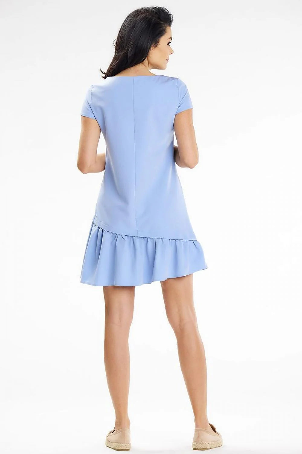 robe courte femme bleu clair manches courtes encolure ronde coupe droite légèrement évasée volant asymétrique froncé ourlet fluide légère estivale