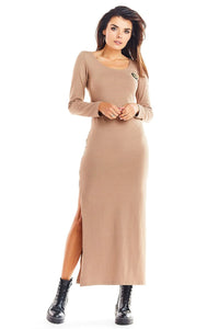 robe longue coton stretch beige camel coupe droite ajustée manches longues encolure ronde fente latérale haute écusson brodé polyvalente chic