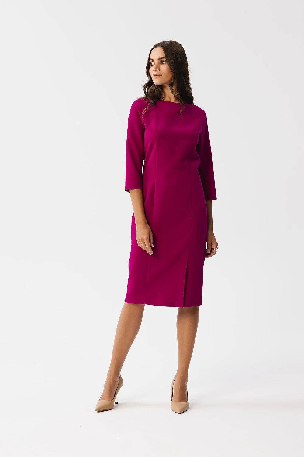 robe midi fourreau magenta coupe crayon ajustée manches trois quarts encolure bateau fente avant crêpe structurée minimaliste élégante