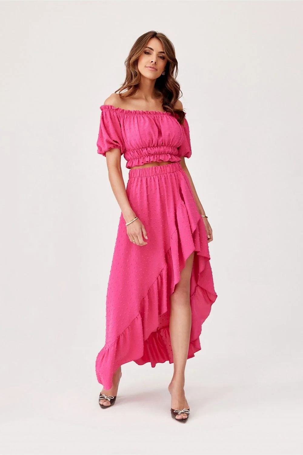 Robe femme design élégant moderne volants audacieux couleur rose vif coupe asymétrique manches bouffantes silhouette fluide