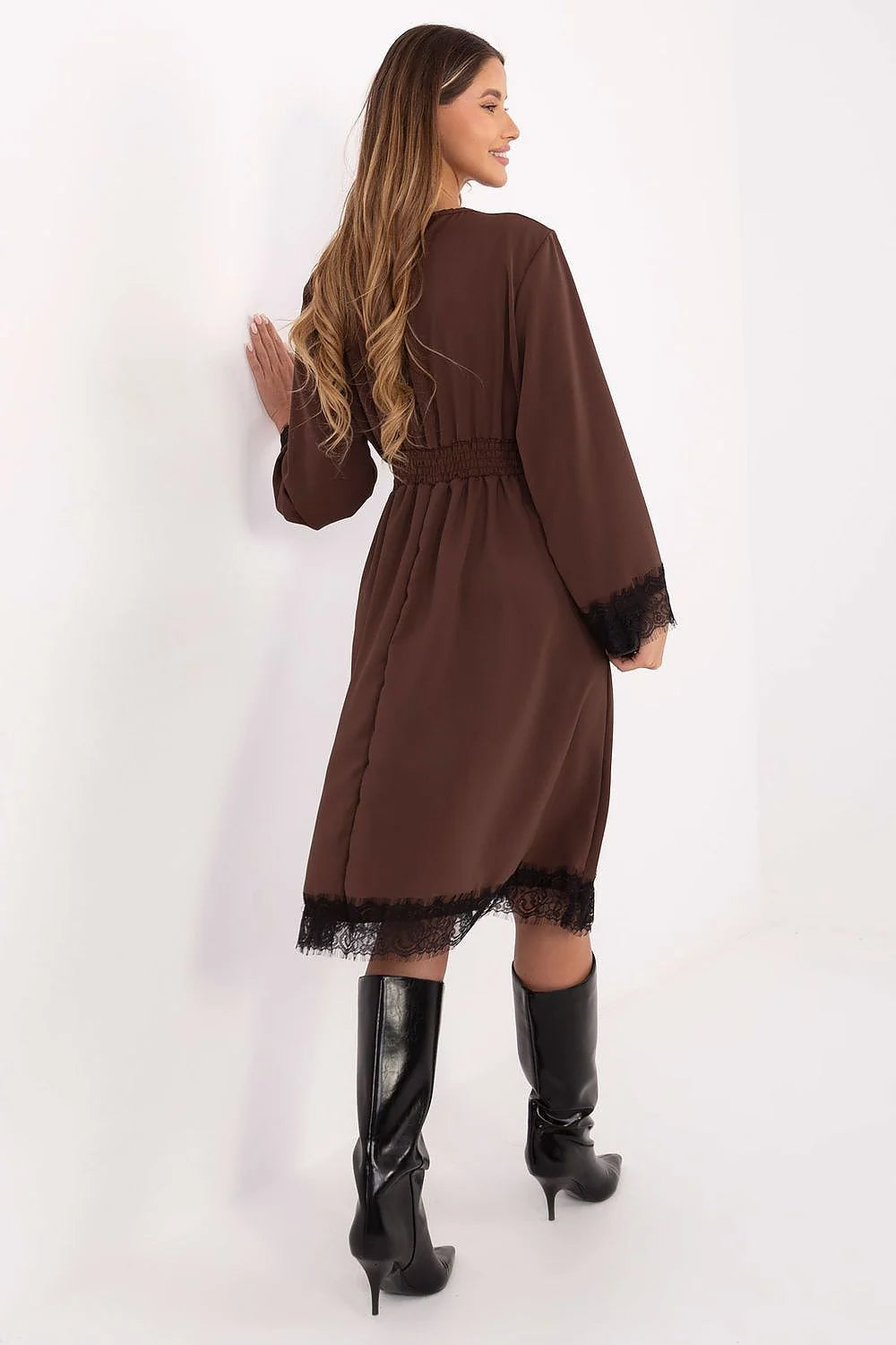 robe midi marron chocolat mancheslongues decolletecachecoeur coupeevasee taillemarquee elastiquetaillearriere dentellenoirpoignets dentellenoirourlet tissupolyesterviscose fluide confortable elegante polyvalente
