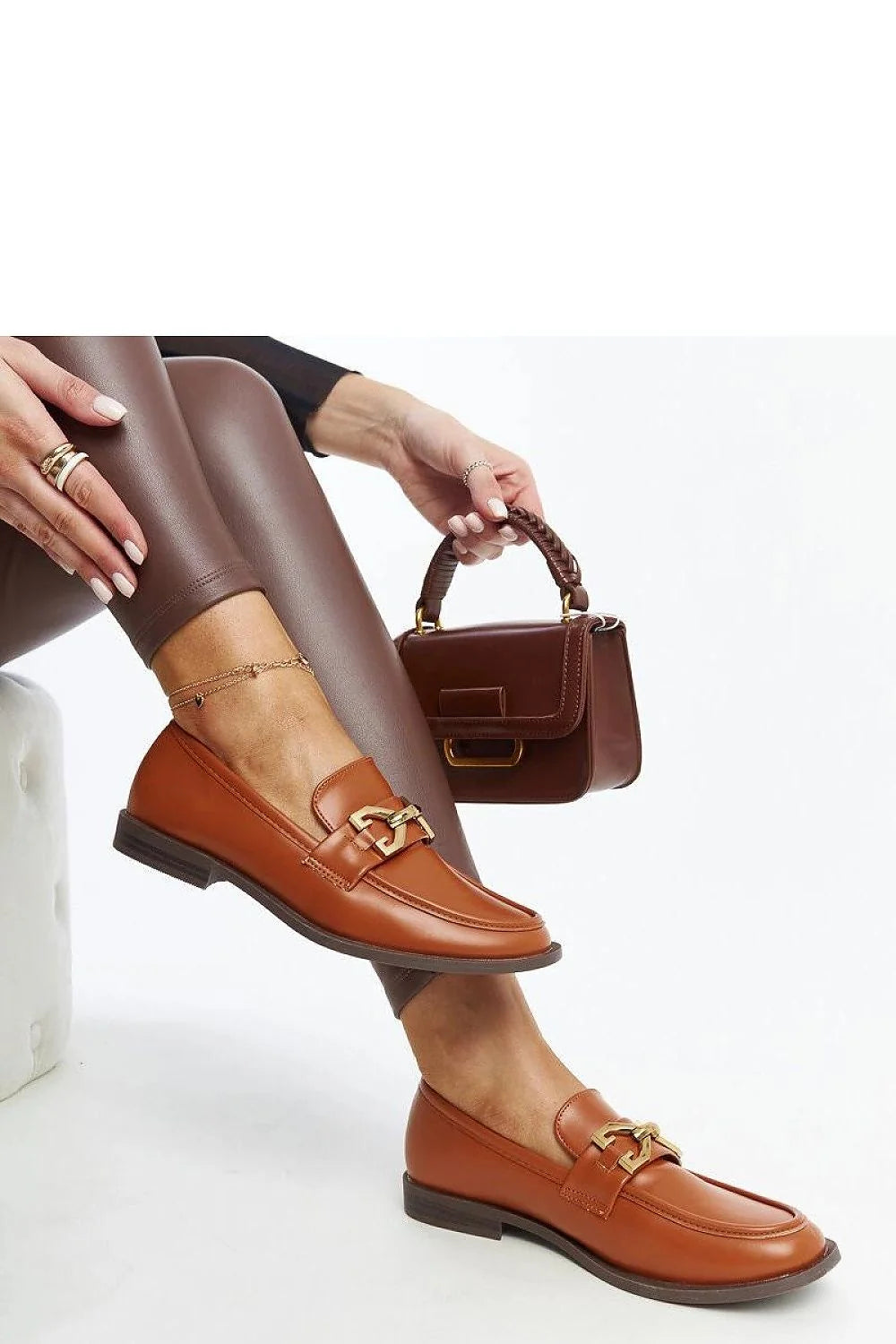 mocassins cuir lisse poli cognac brun femme bout arrondi semelle caoutchouc plate bride boucle dorée maillon sophistiquée