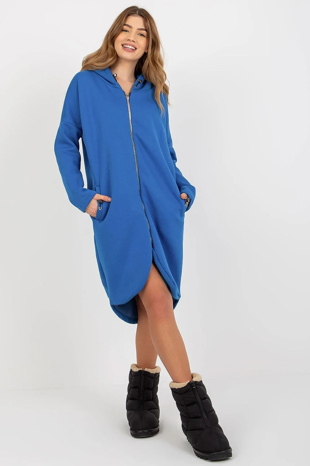 Manteau pour femmes design moderne audacieux couleur fuchsia vif coupe oversize matériau structuré fonctionnalité confort