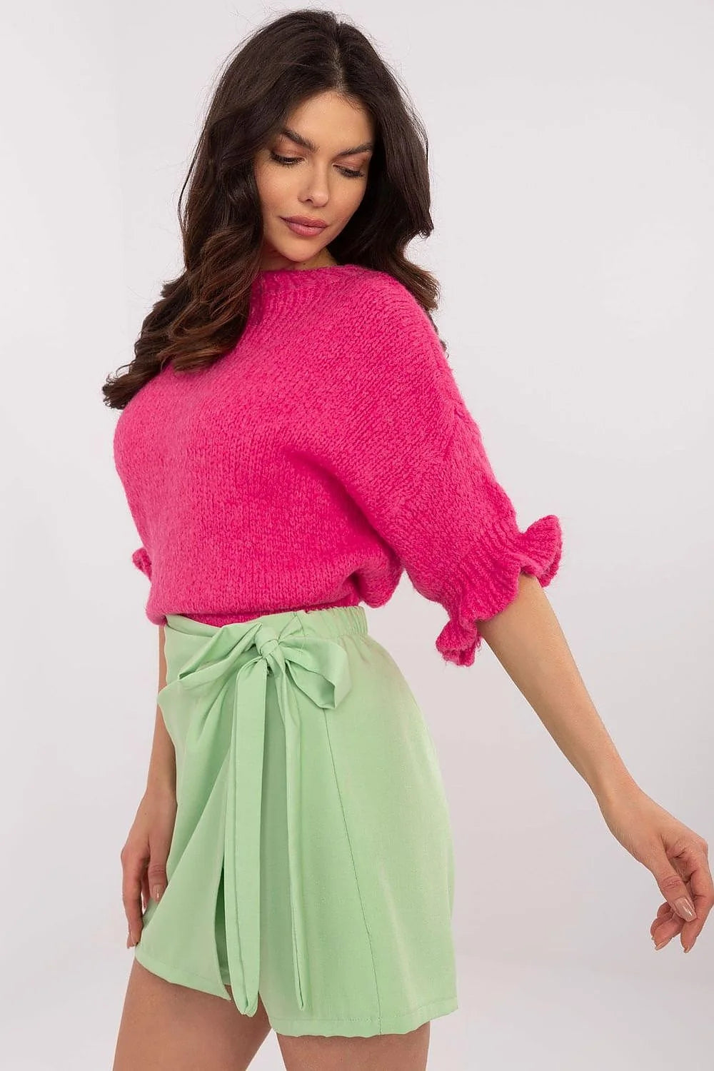 Pull élégant pour femme en mélange doux, manches courtes, col rond, design décontracté, style moderne, couleur audacieuse, idéal pour tous les jours, travail ou occasion semi-formelle