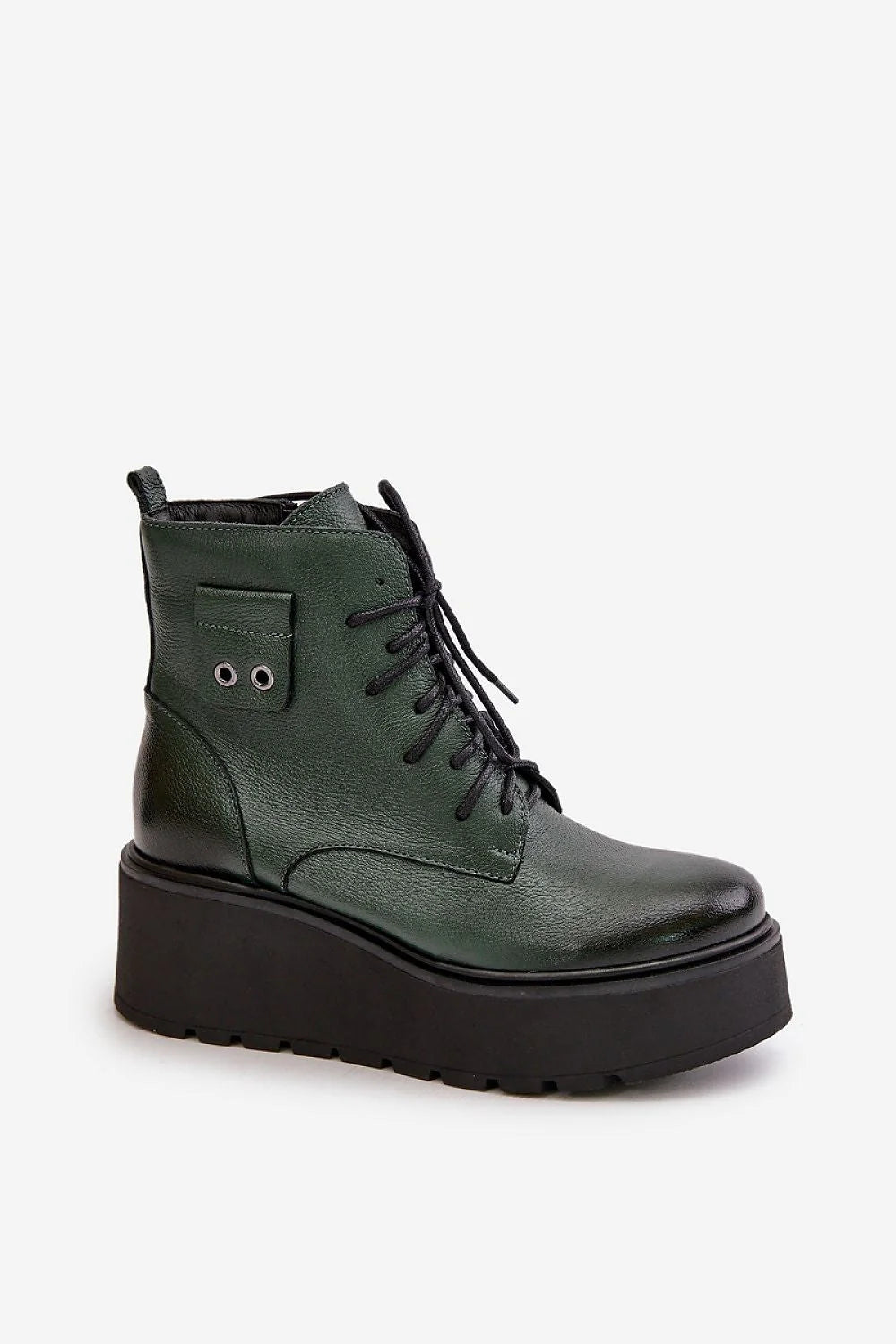 bottines cothurnes cuir naturel vert sapin semelle plateforme noire crampons antidérapante lacets noirs oeillets métalliques doublure feutre chaude
