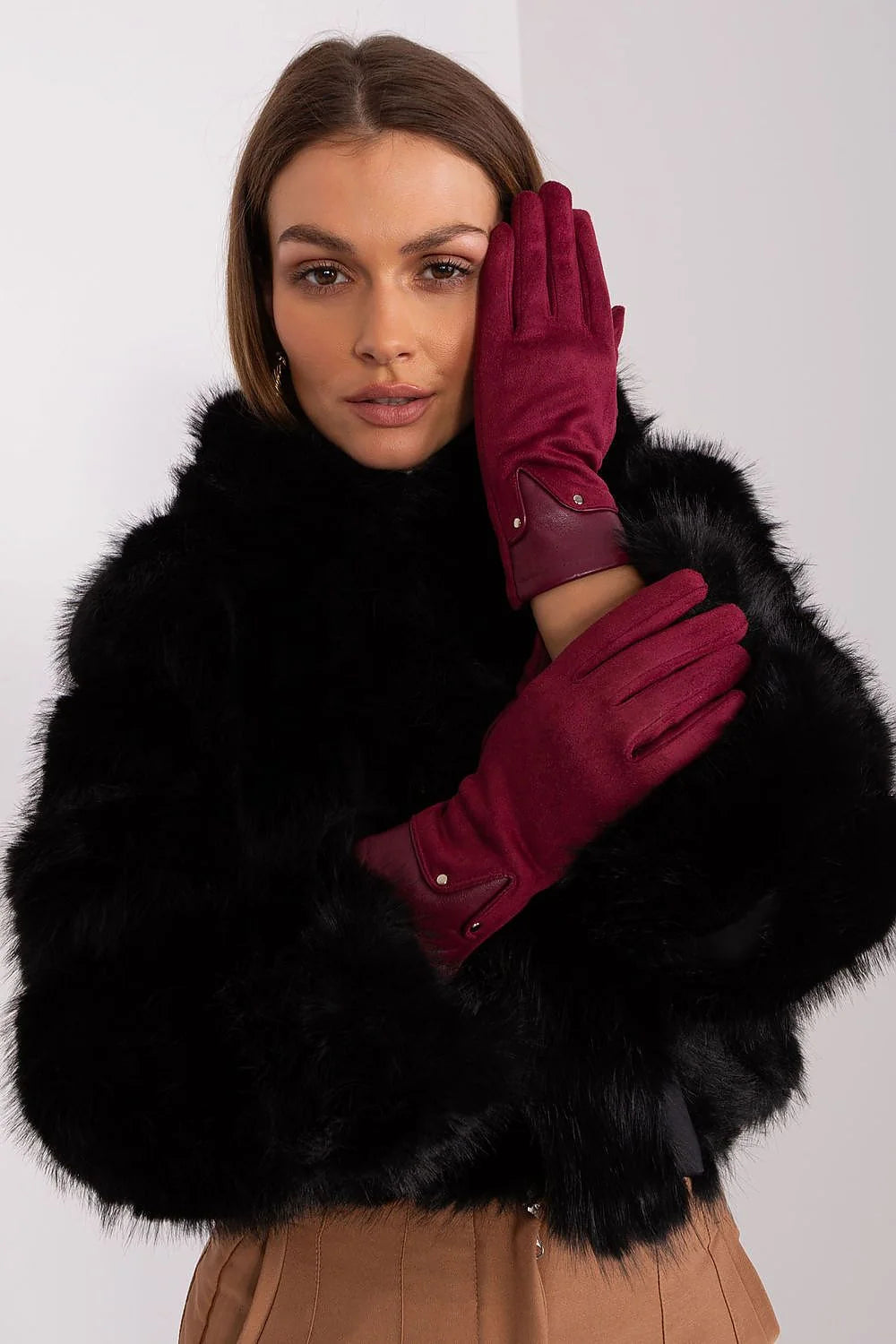 Gants élégants en daim bordeaux pour femmes, design luxueux, faux fourrure noire, style intemporel, occasion hiver soiré