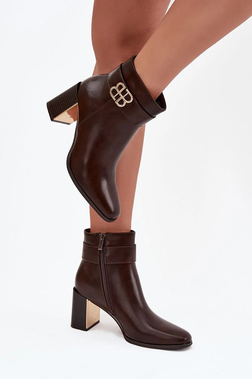 bottines femme cuir artificiel marronfoncé coupecheville boutpointu fermeture éclair talon bloc mihaut insertmétallique doré bride boucledouble chic contemporain