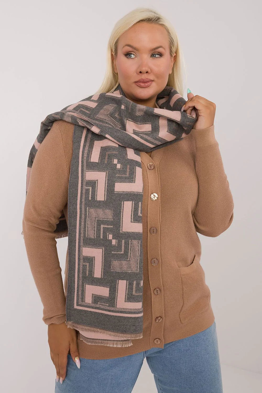 Écharpe longue en viscose et laine, motif géométrique audacieux, pompons subtils, style moderne et élégant pour femmes