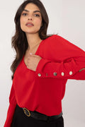 Blouse féminine élégante couleur rouge vif col V manches longues boutons métalliques tissu fluide polyester viscose élasthanne