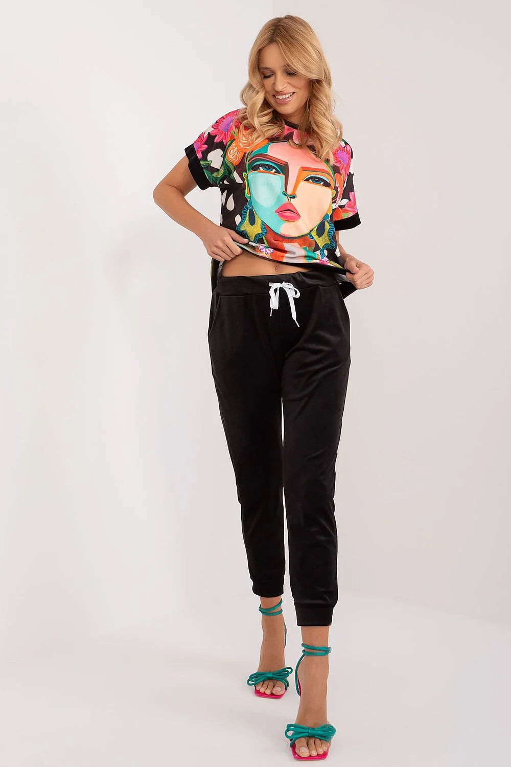 ensemble femme complet tshirt court col rond imprimé artistique portrait stylisé multicolore pantalon jogger velours noir sandales talons hauts turquoise