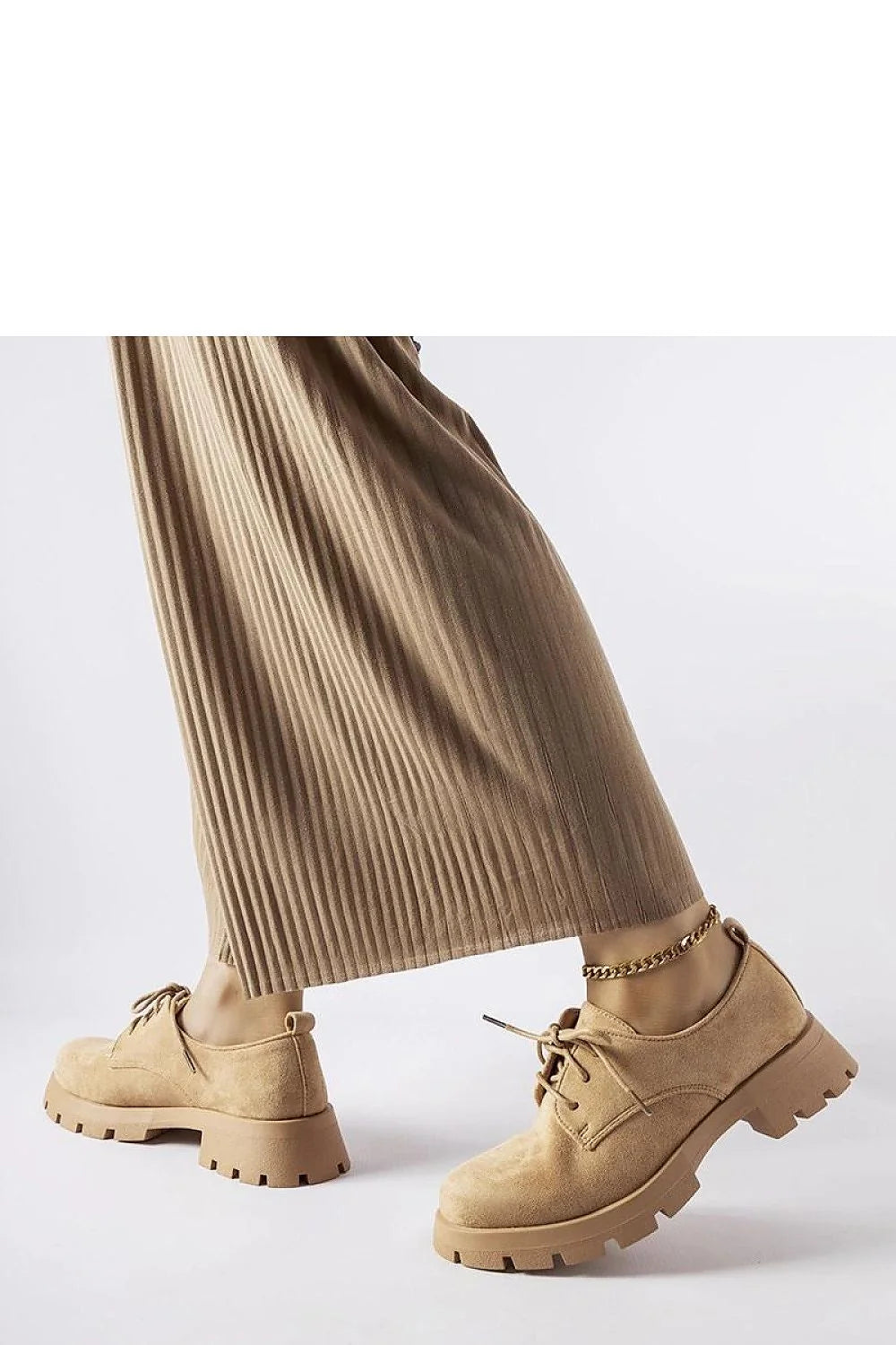 Chaussures basses pour femmes design moderne robuste couleur camel cuir souple fermeture à lacets détails élégants style casual chic hauteur modérée