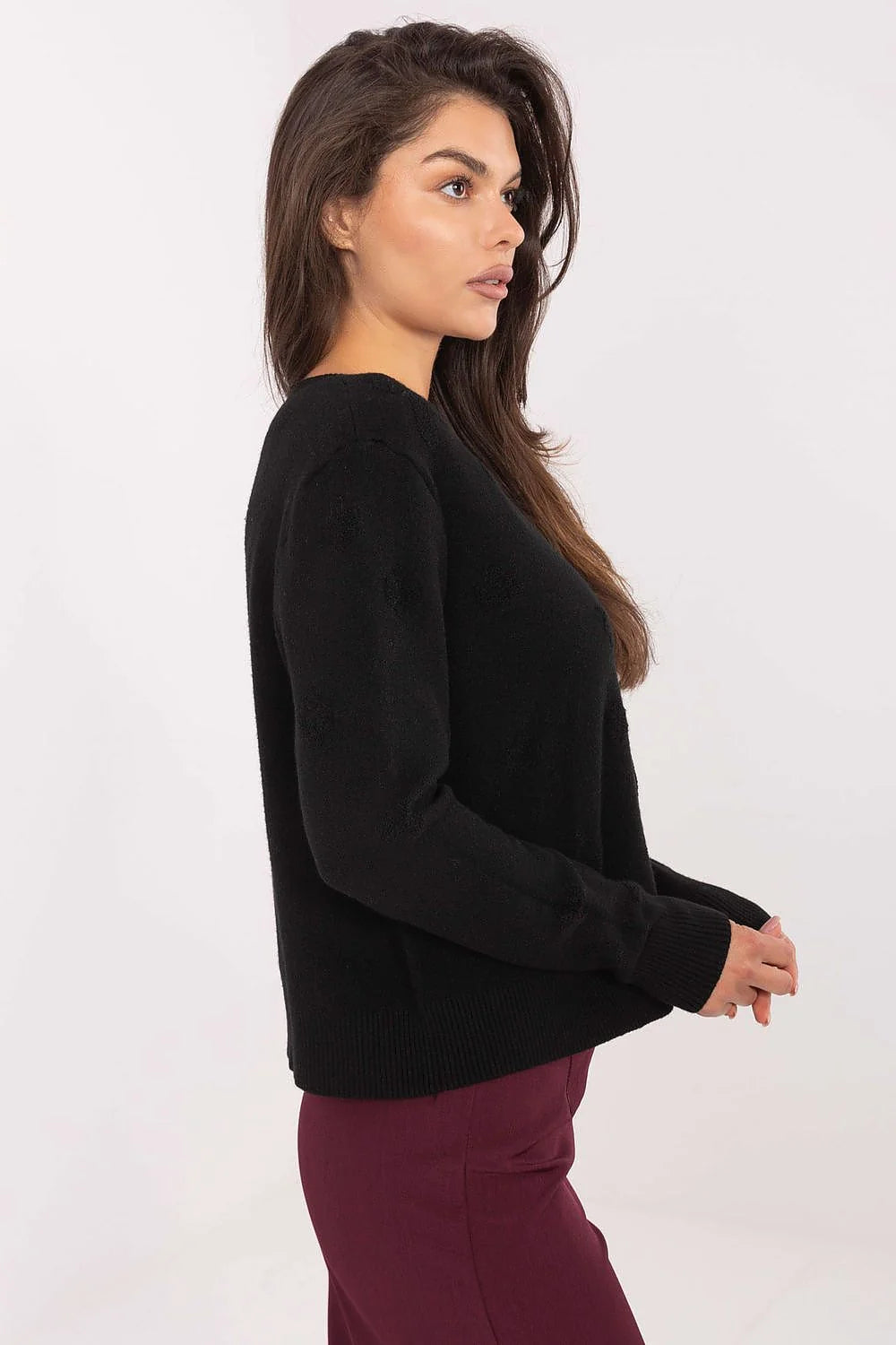 cardigan femme court maille fine noire col V profond boutonnage boutons assortis manches longues coupe droite légèrement ample