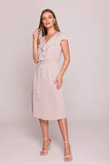 Robe cocktail élégante couleur beige tissu lisse décolleté V volants manches courtes taille ajustable femme