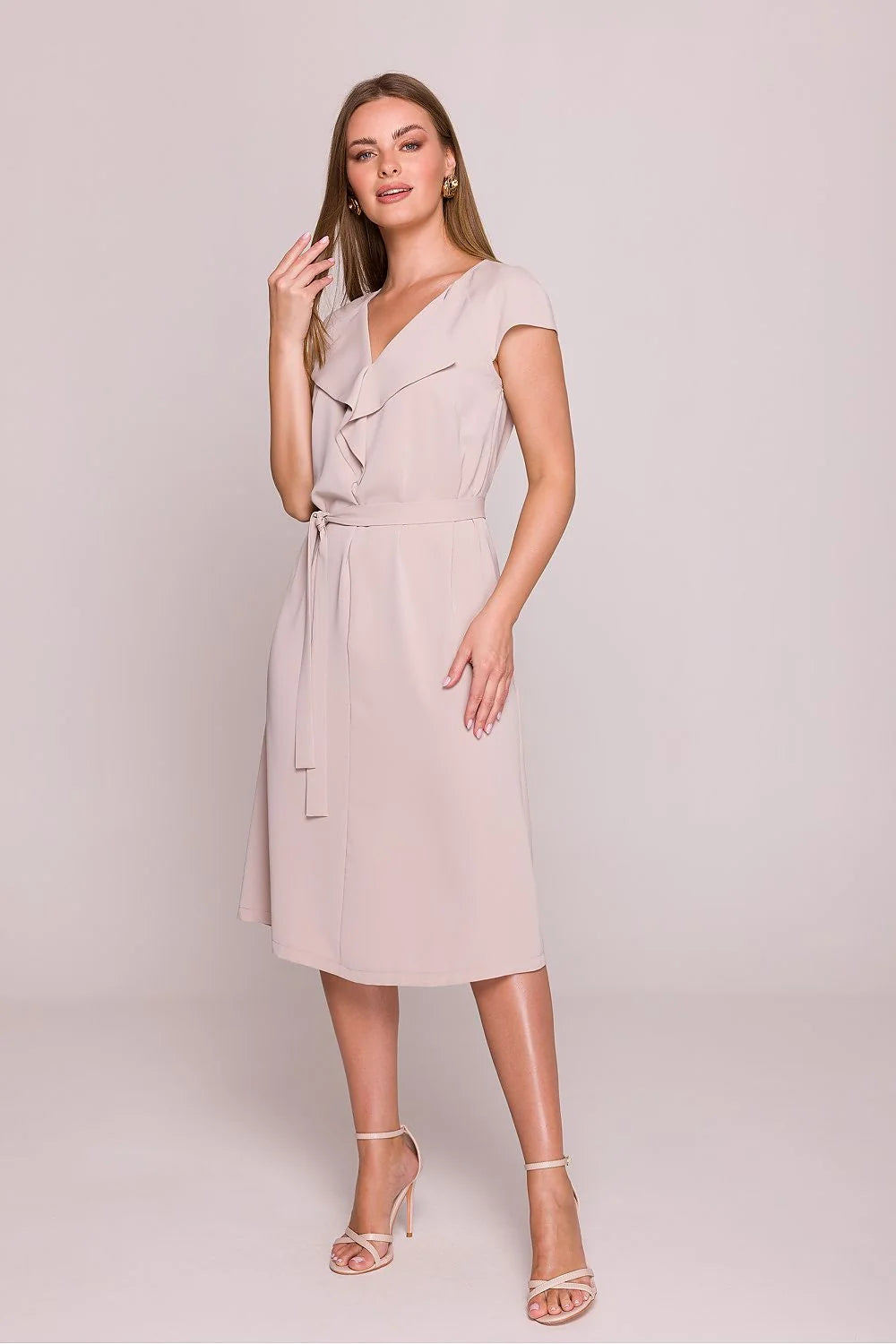 Robe cocktail élégante couleur beige tissu lisse décolleté V volants manches courtes taille ajustable femme