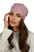 bonnet féminin élégant laine mélangée rose poudré perlé lignes verticales médaillon métallique bord côtelé slouchy ample chaud doux