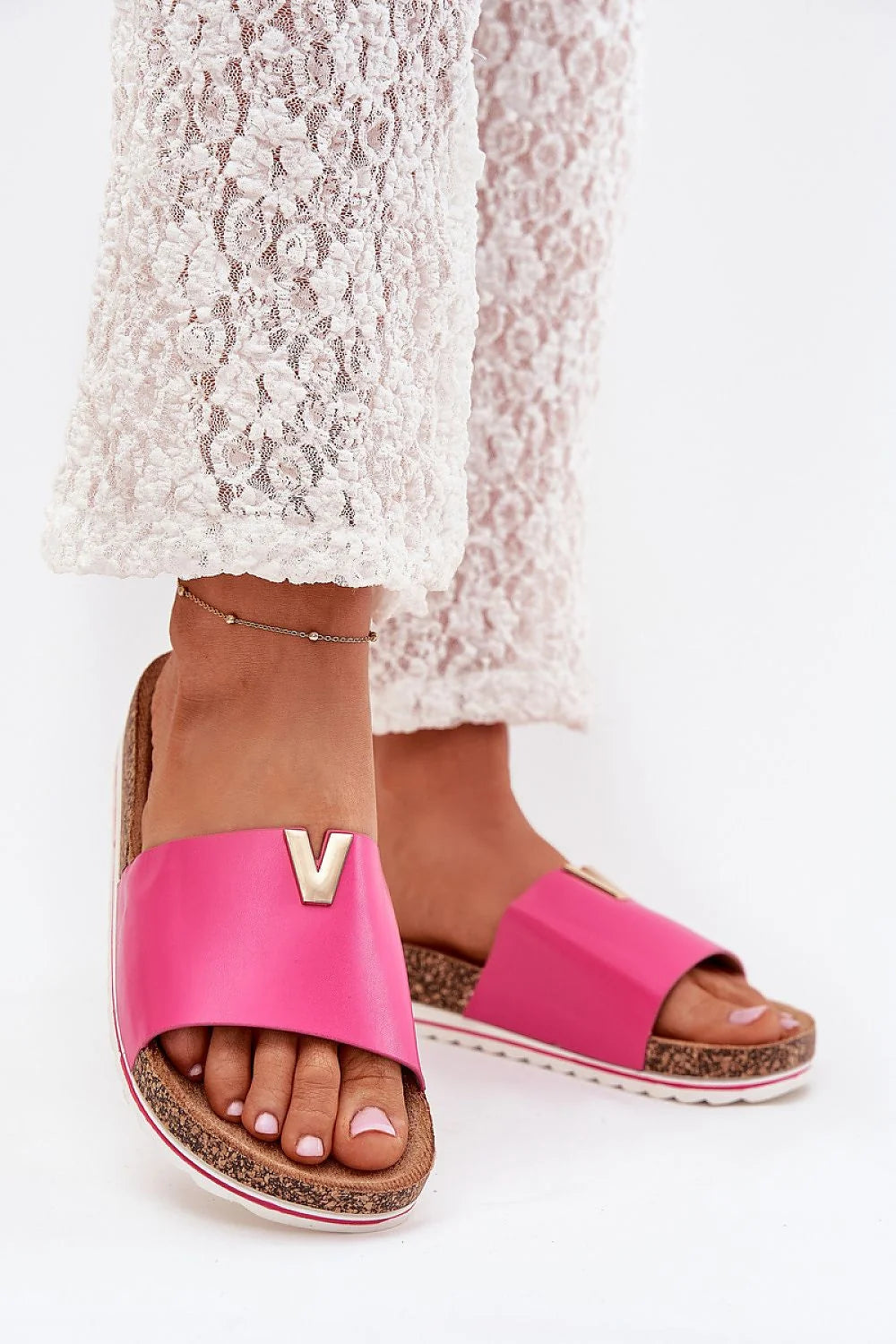 Sandales pour femmes design moderne style contemporain rose vif métal V semelle liège durabilité écolabellisée