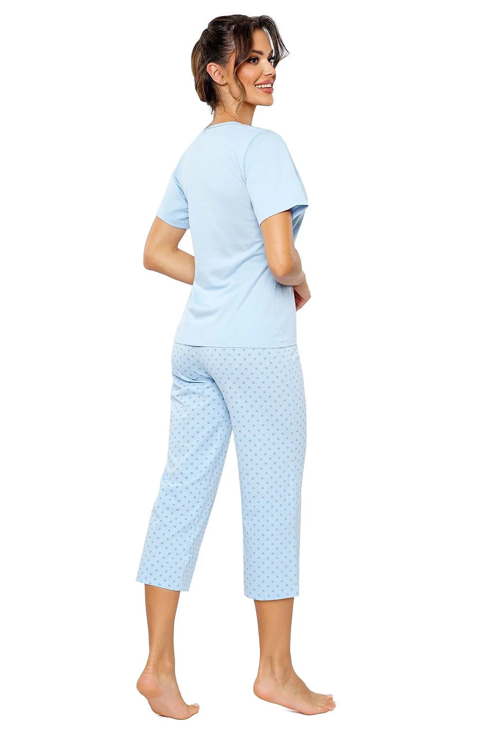 Pyjama femme confortable en coton bleu clair manches courtes encolure ronde pantalon capri motifs pois bleus