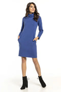 Robe élégante en coton bleu ciel coupe droite col roulé manches longues avec poches discrètes